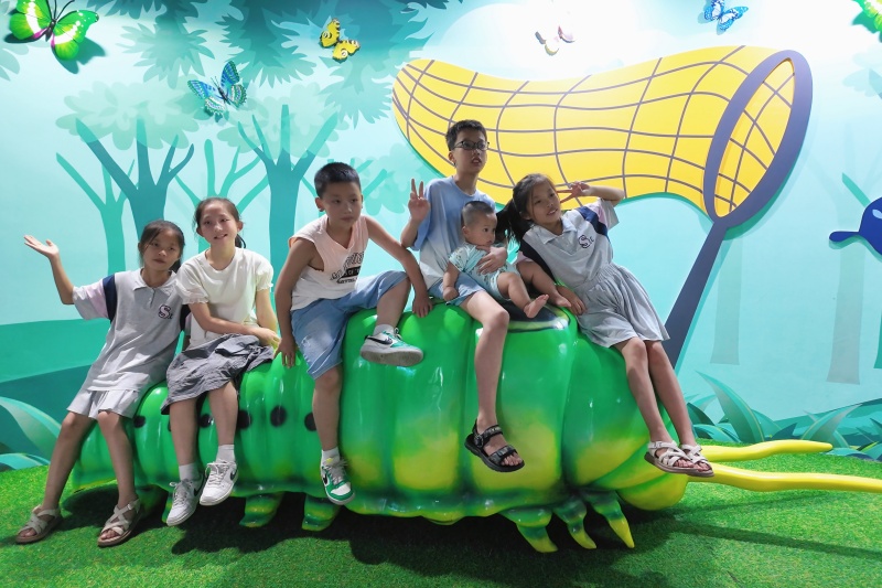 “蝶中谍”临时展览现场，孩子们争相合影.jpg